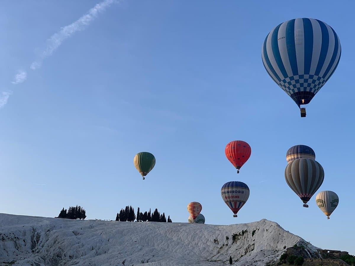 Volar en globo aerostático en Pamukkale: Una experiencia mágica y única